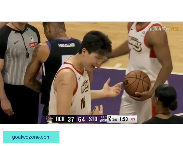 杨瀚森6+4遭针对被对手抱摔放倒却吃技术犯规 球迷怒吼裁判判罚不公